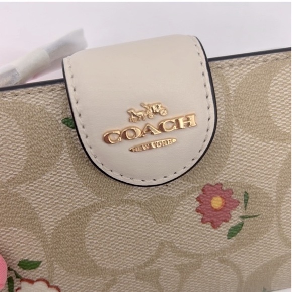 NEW Medium Corner Zip Wallet In Signature Canvas With Nostalgic Ditsy Print - Picture 10 of 11